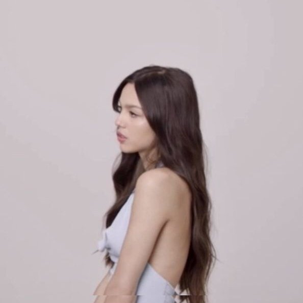 Dancer, singer, rapper Lalisa Manobal now ties with multi-talented Olivia Rodrigo as the only Asian female soloists to have multiple albums surpassing 2 billion streams on Spotify.

Taken from: <a href="/SecondToNonelll/">STNLS🩺</a>