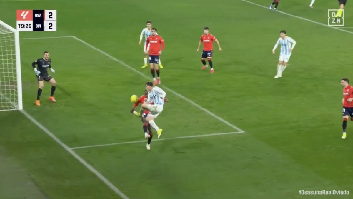 👀 POLÉMICA EN EL SADAR 👀

👉 El colegiado no señaló penalti tras revisar esta posible mano de Boyomo en el VAR.

Vía DAZN.