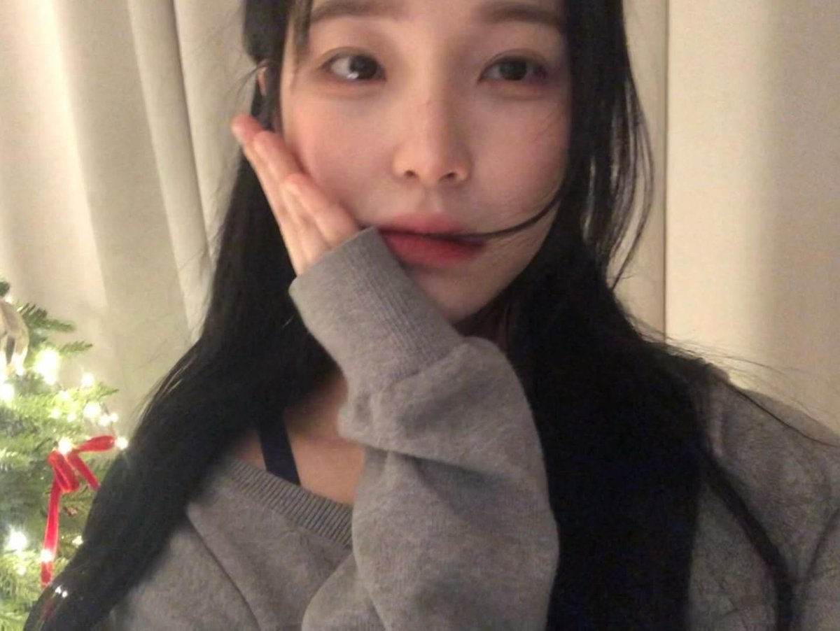 ꒰ ۪ ✫ ۟  💬 : ‘오늘은유난히더연말같다’  I  feel  ɑ little
uneɑsy ɑs the yeɑr drɑws to ɑ close, yet I cɑn’t
deny the quiet excitement for whɑt’s ɑheɑd;  ɑ
new  yeɑr,  ɑ  million  possibilities,  mɑking   my
heɑrt   both   nervous   ɑnd   hopeful   ɑt   once.