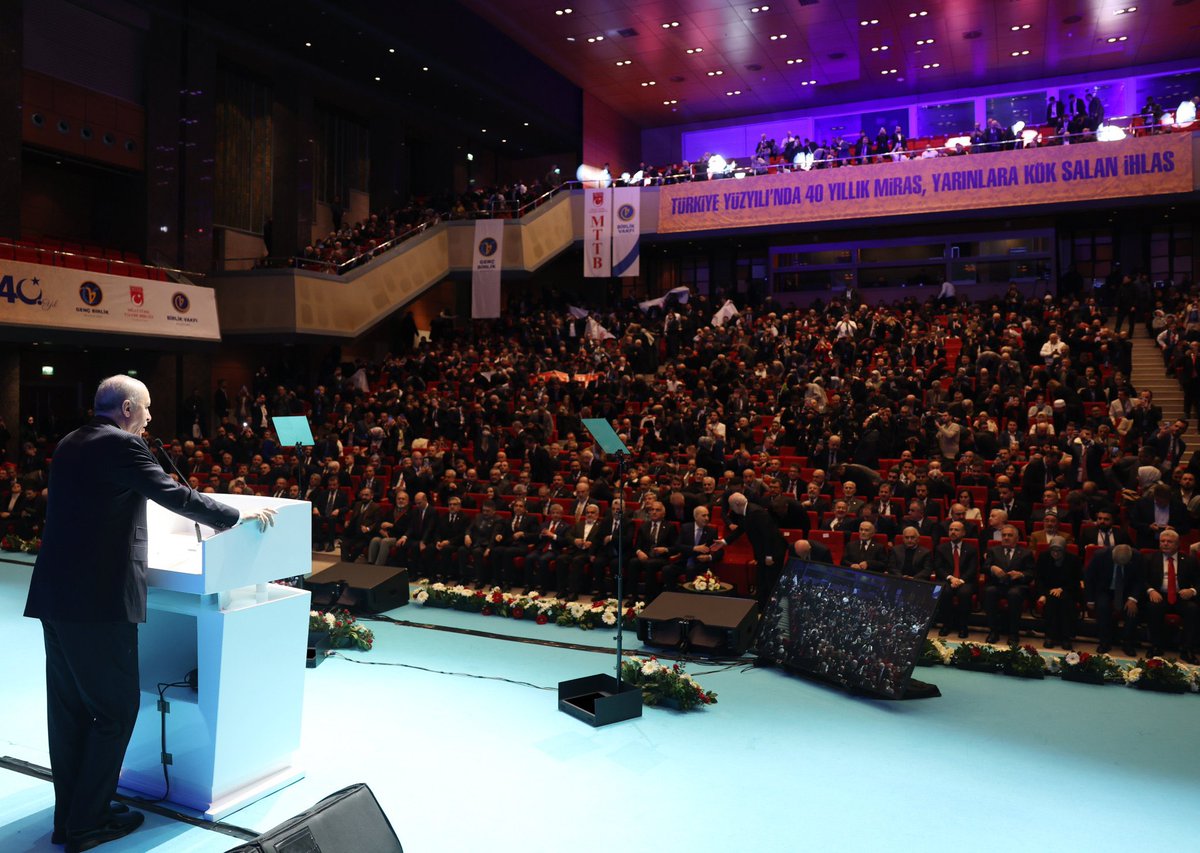 📍 İstanbul 🇹🇷

Sayın Cumhurbaşkanımız Recep Tayyip Erdoğan’ın teşrifleriyle, Birlik Vakfı’nın 40. Kuruluş Yıl Dönümü Programına katıldık.

Gençliğin yetişmesine, düşünce dünyamızın kökleşmesine ve toplumsal dayanışmanın güçlenmesine uzun yıllardır katkı sunan Birlik Vakfı, sivil