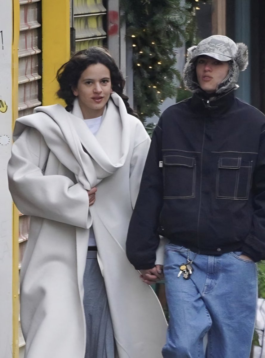 Me pregunto donde están todas las personas que decían qué Rosalía estaba promoviendo la extrema derecha y a las tradwifes...

La tradwife en cuestión: