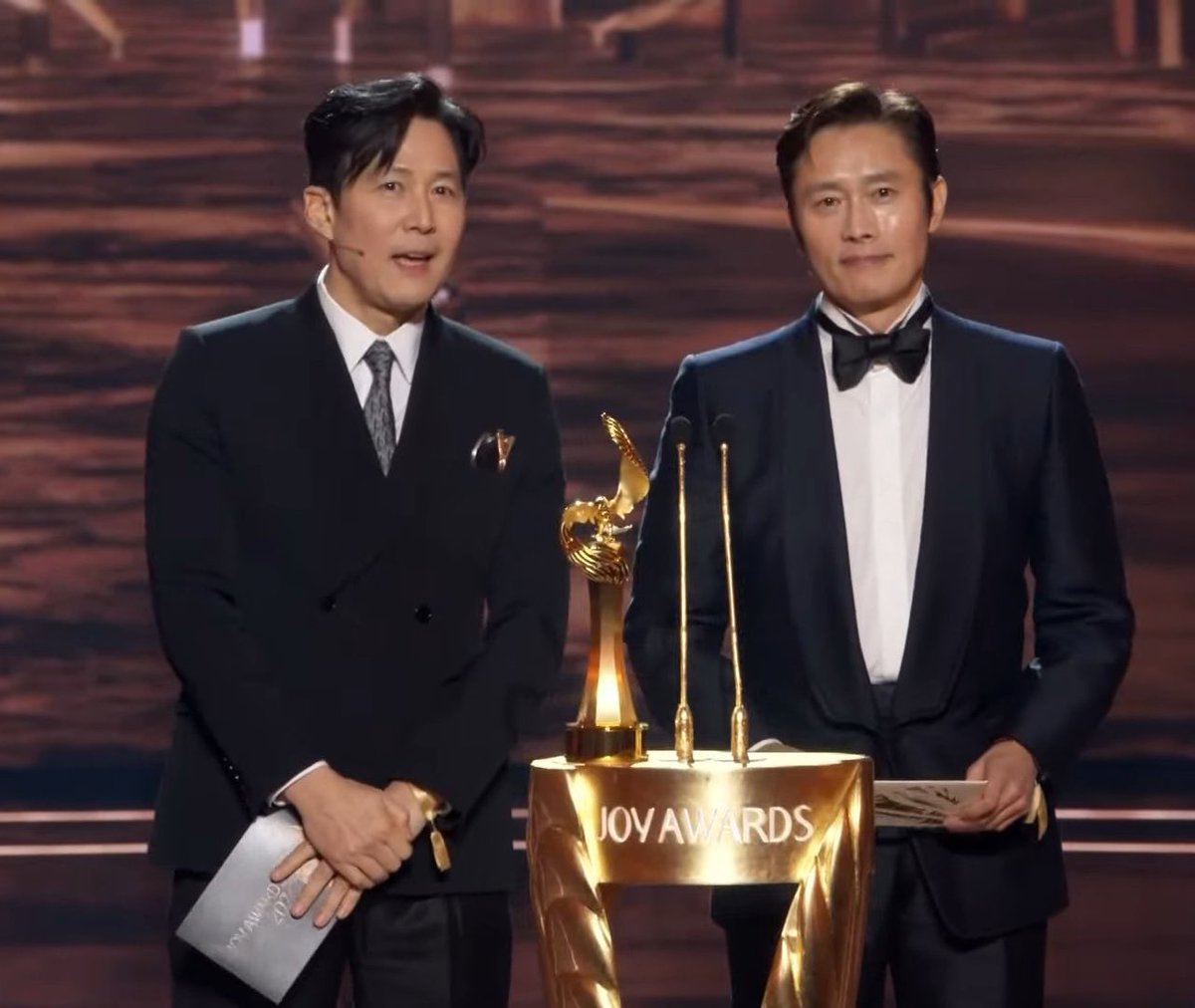 Jamyjeby's tweet image. LEE JUNG JAE AND LEE BYUNG HUN PRESENTING AT THE JOY AWARDS 2026