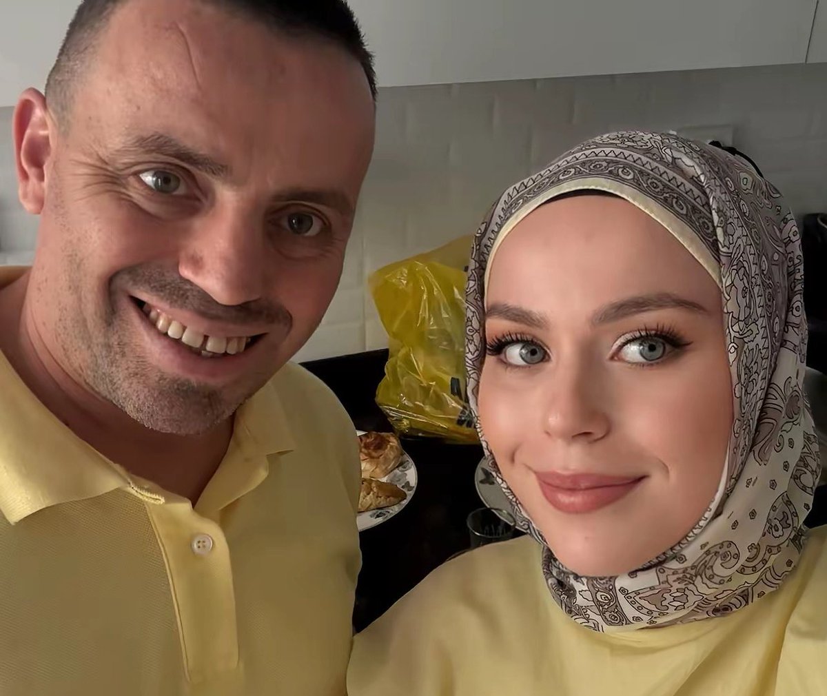 bayrakmedya's tweet photo. Bir kadın, 2 yaşındayken babasıyla çekilmiş fotoğrafını paylaşıp "saçlarına aklar düşmüş be reis" diyerek şimdiki hallerini paylaştı. https://t.co/p4n2O47iGs