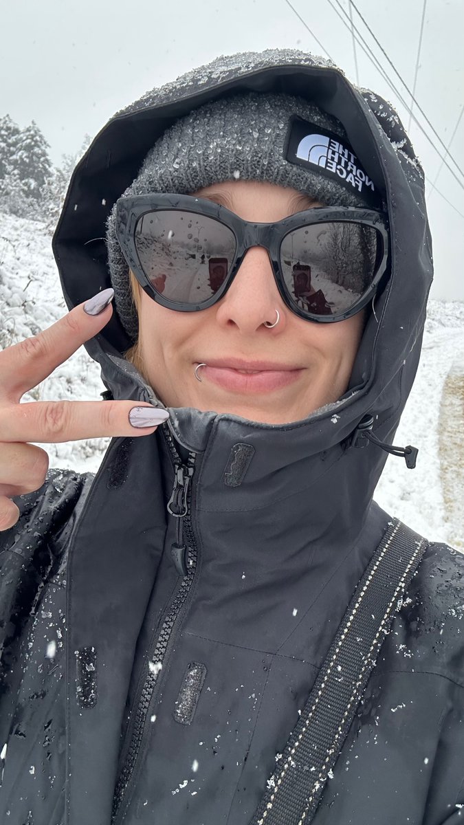 ⛄️❄️🌨️Existe un dicho nórdico que reza algo así como que «no hay mal tiempo, sino ropa inadecuada» o «no hace frío, sino que vas mal vestido». Y esa es mi máxima en la vida desde que vivimos en el pueblito; aquí se sale cada día, haga lo que haga 🖤