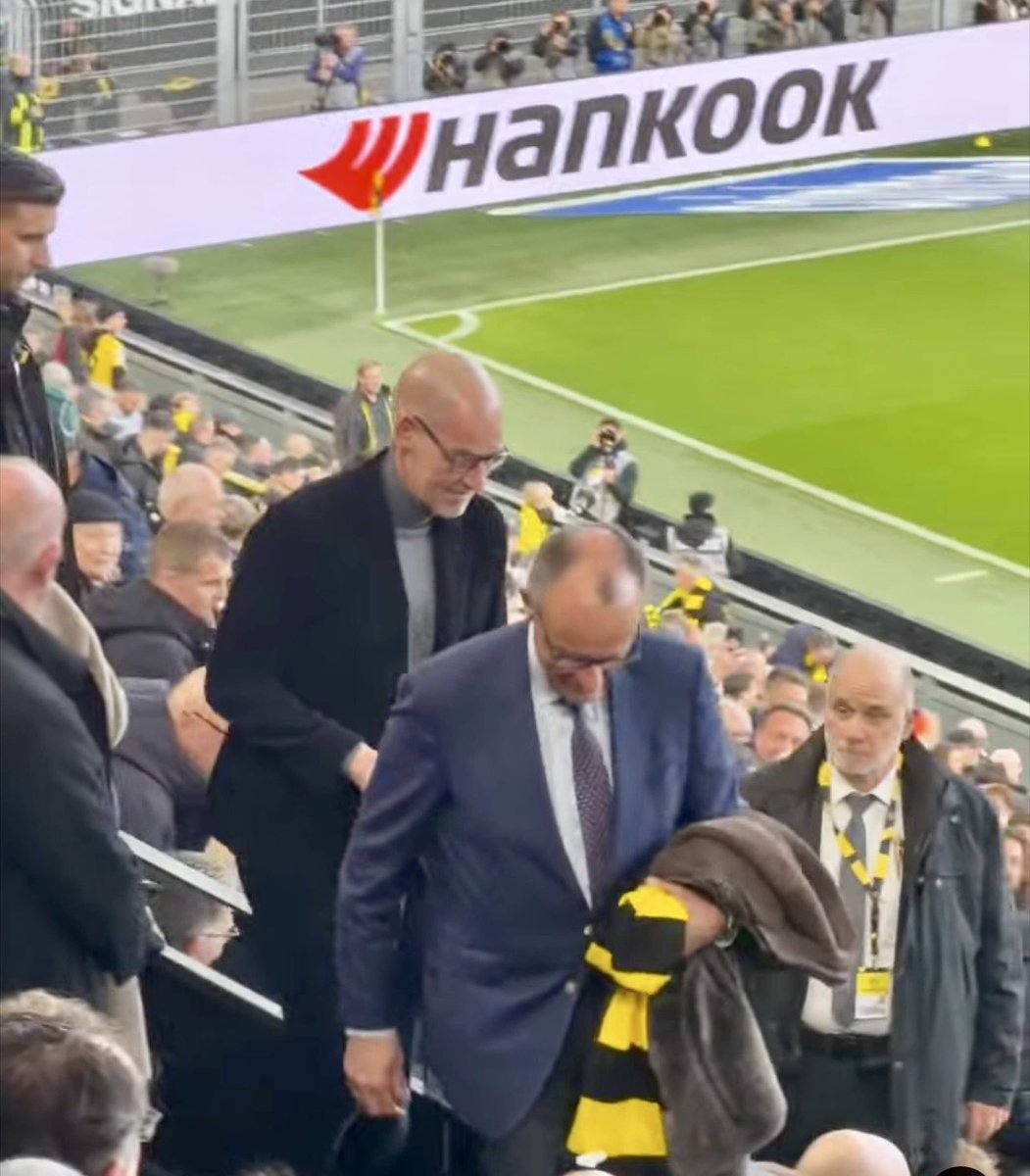 wstolz's tweet photo. @_FriedrichMerz @BVB Spannendes Spiel bis zur letzten Minute ⚽️⚽️⚽️ https://t.co/87aD3PCfvn