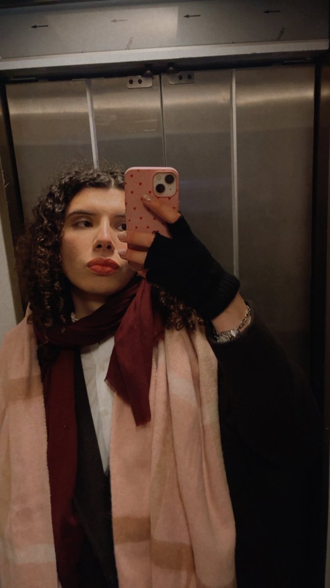 100 bin borcu yokmuş gibi, çalışmıyormuş gibi, yalnız değilmiş gibi, çek dostum çek, arabanı yoldan çek 📸