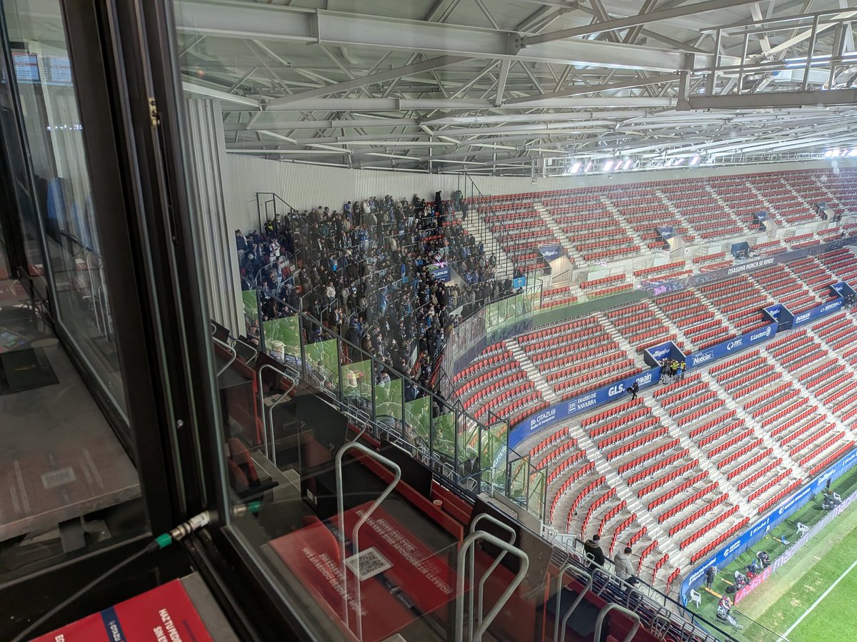 Cazorla acaba de volver al campu p'agradecer l'apoyu a los aficionaos del Oviedo que siguen reteníos.

Gritos de "Directiva dimisión" y "Lleida vete ya".