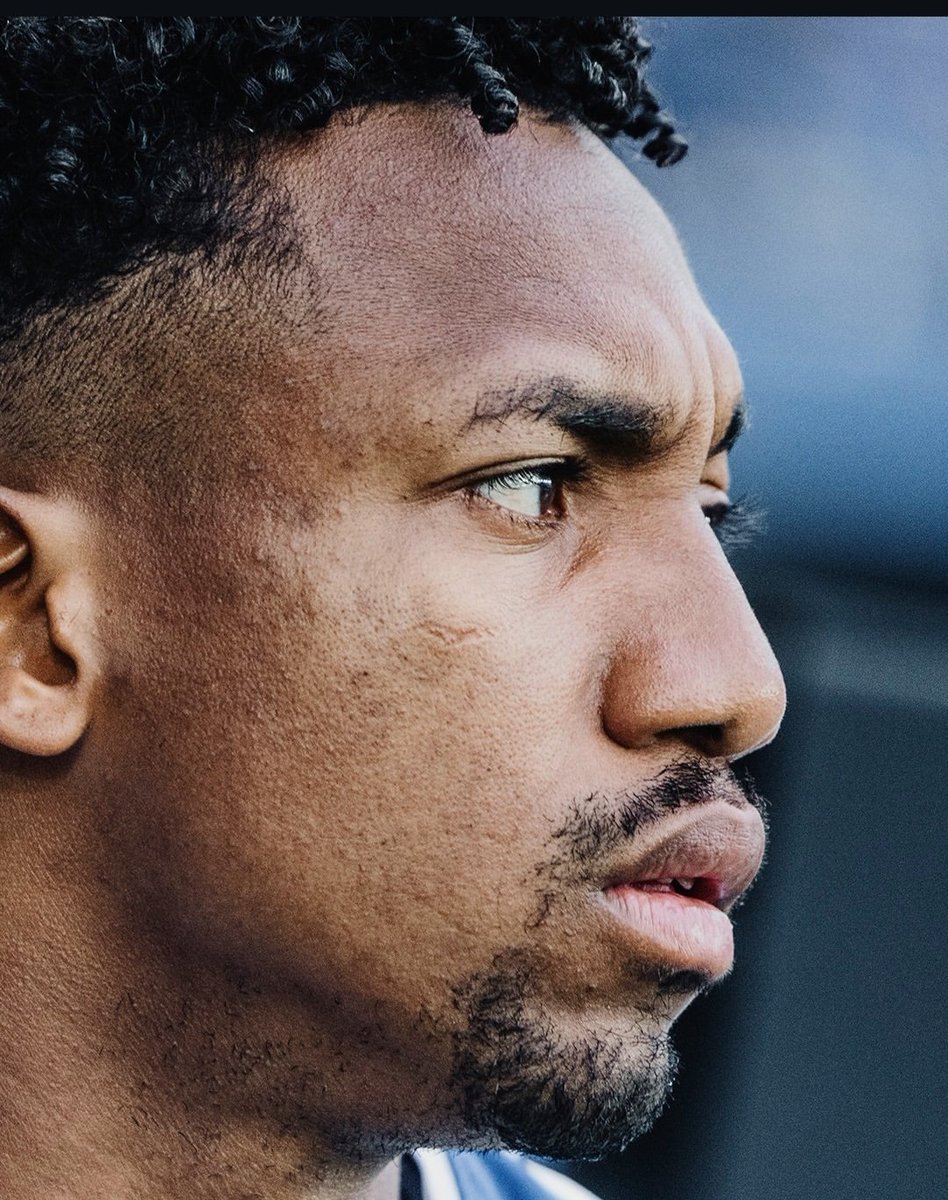 Es un abuso en <a href="/Primera_RFEF/">Primera Federación Versus e-Learning</a> jugar con éste de central (y eso que ha errado hoy una clarísima). Siempre quiere anticipar y robar y eso le puede a veces pq no siempre es la mejor toma de decisión y sobre todo que zona y momentos de juego, pero de resto... sobradísimo...