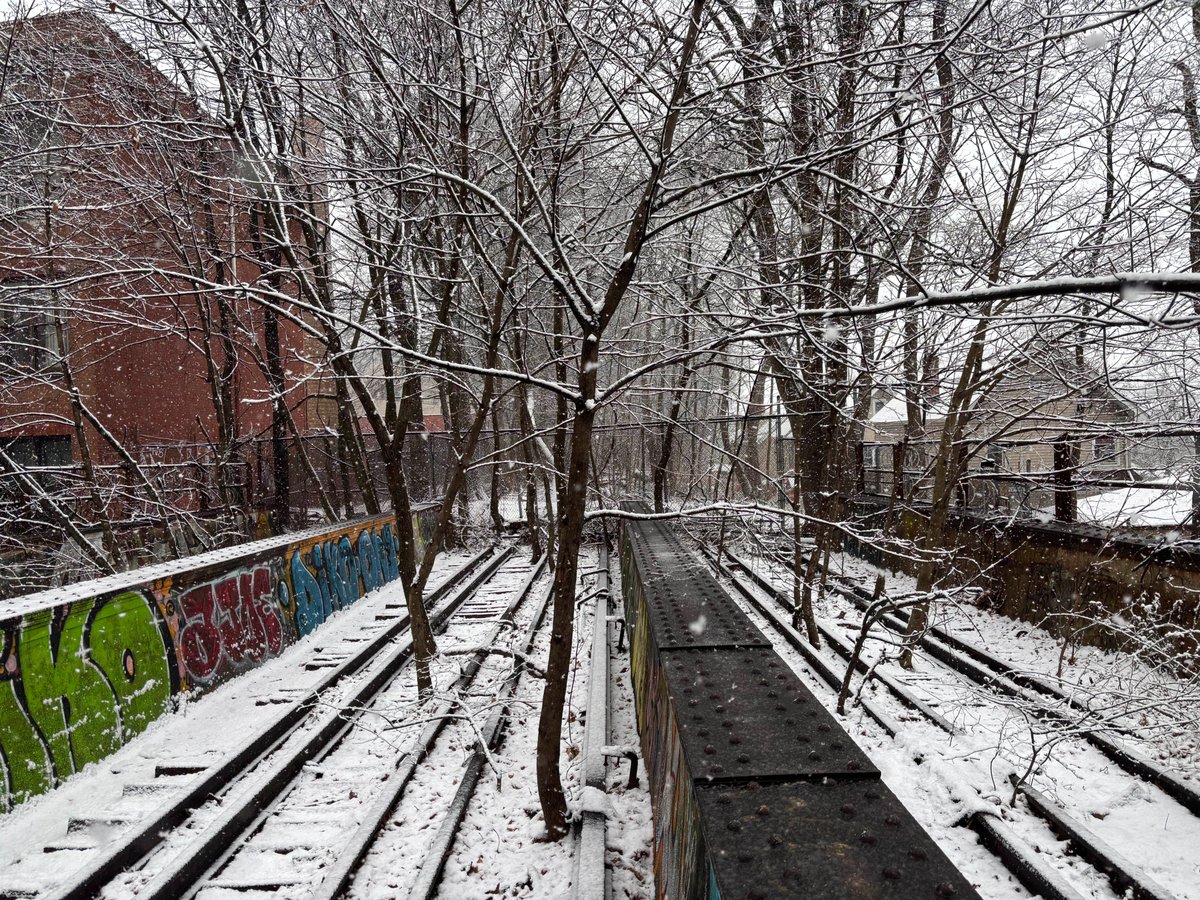 ❄️☃️ Days like this, you wish you had a subway 🚇 #BuildtheQueensLink