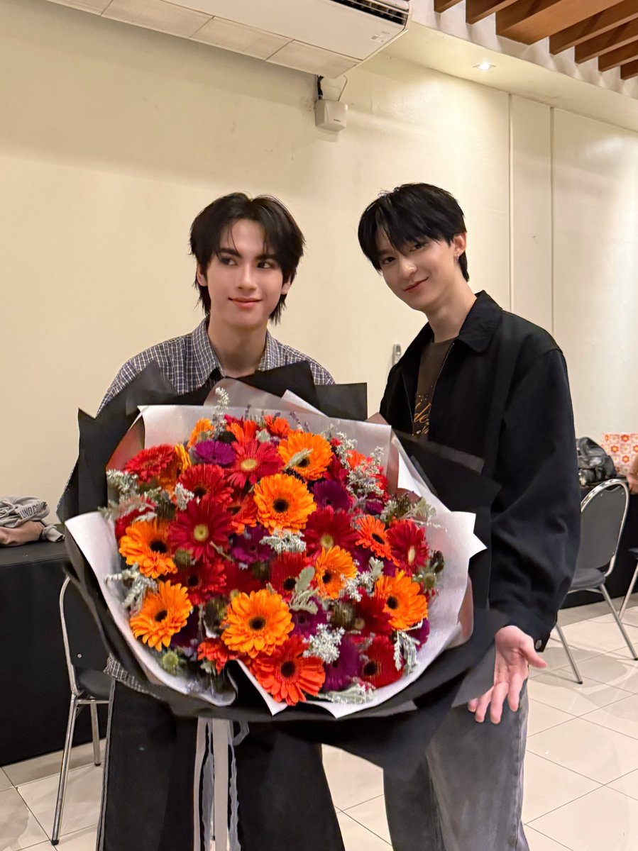 chira_patt's tweet image. พี่ไม่ลงผมลงเองก็ได้😤 ขอบคุณนะค้าบพี่ริว ชอบดอกไม้มากเลย ดอกเยอบีร่าซะด้วยย อยากให้ทุกคนได้ยินที่พี่พูดเหมือนที่ผมได้ยินจัง
#ริวจินเเพทจิ 
#ryujinpatji 
#KhemjiraConcertDay1