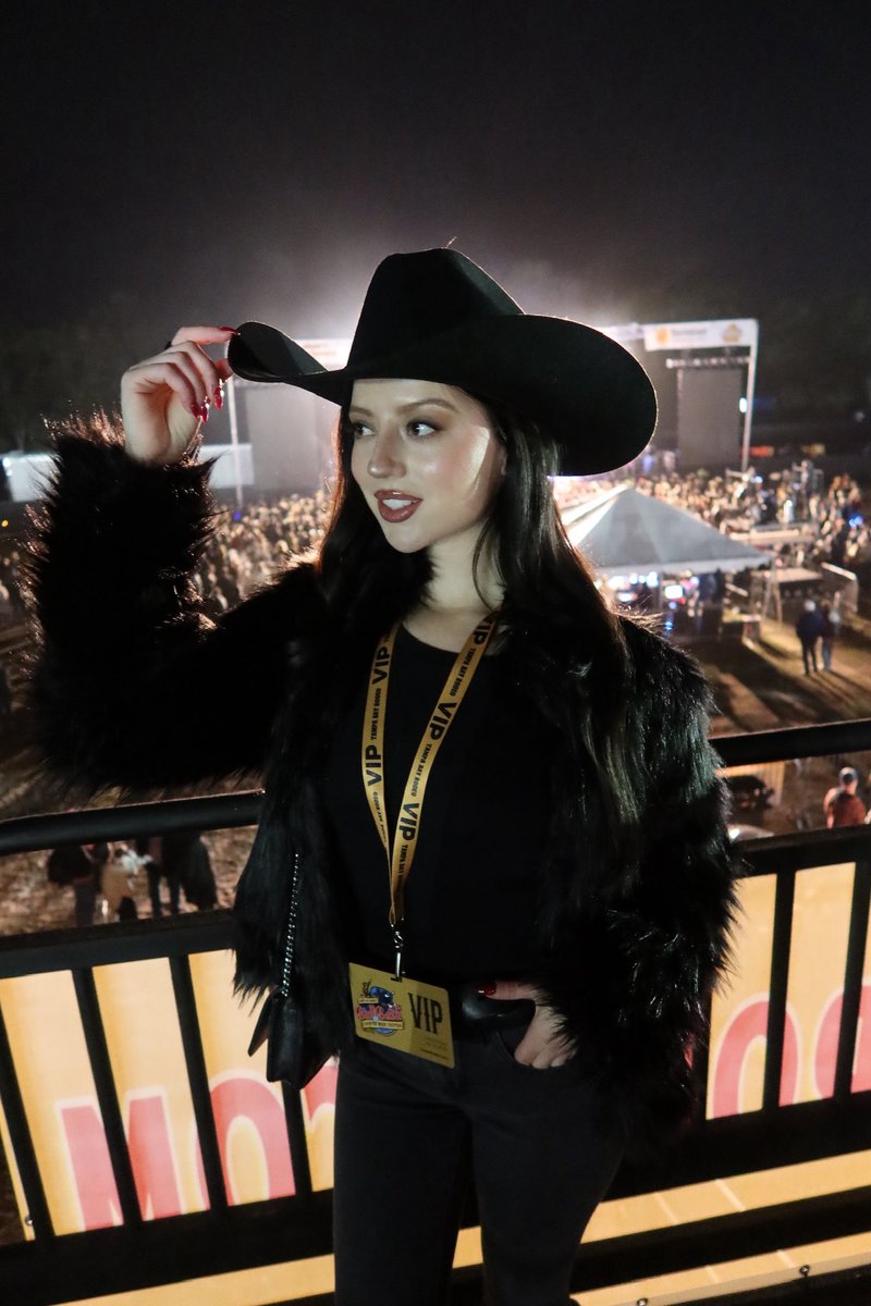 OwnerHailey tweet media