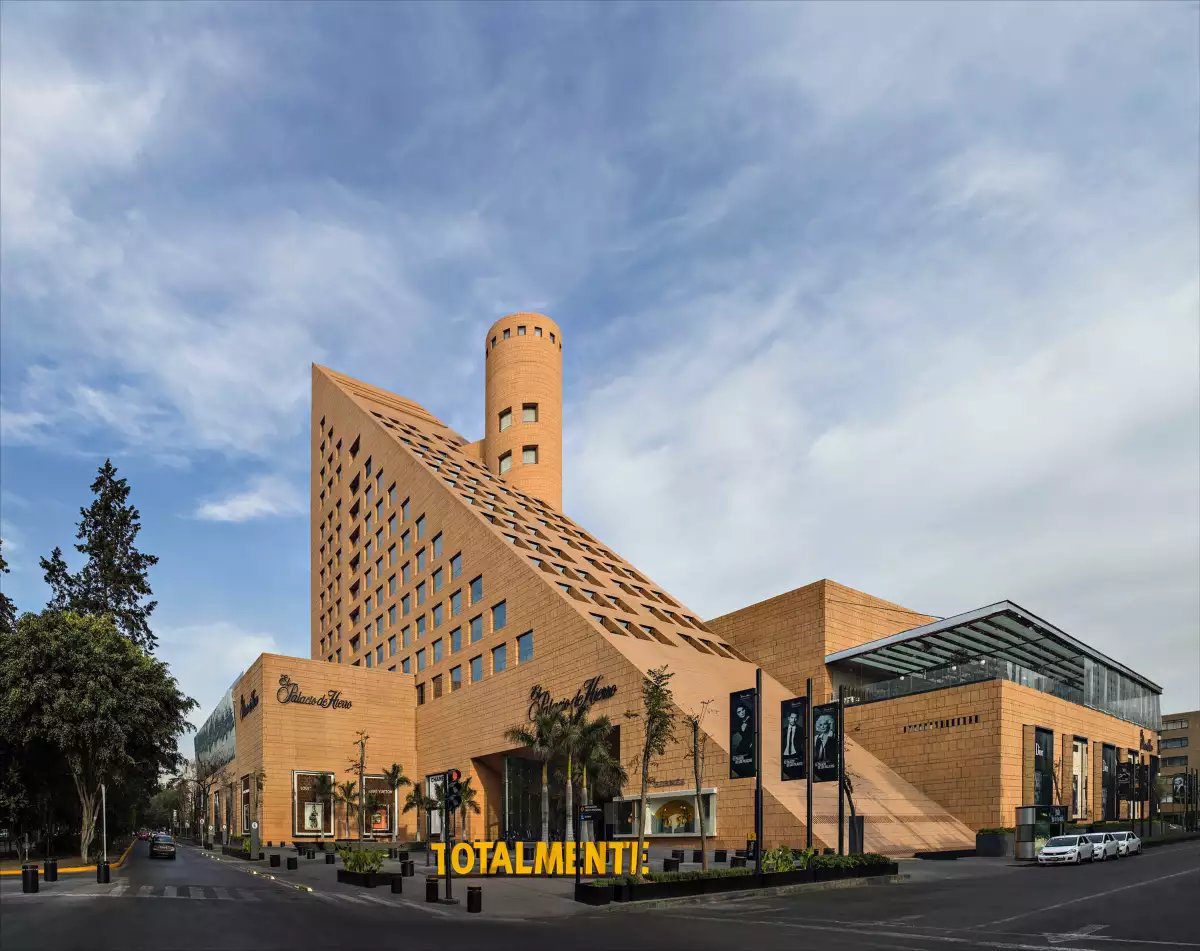El Instituto Patria en Moliere 222 Polanco, abierto por los jesuitas en 1942, obra inicialmente diseñada por José Villagrán y construida por Nicolás Mariscal Barroso, cerrado entre 1972 y 1976. 

Actualmente aquí está el conjunto BAL, construido en 1997 y ampliado en 2015, bajo