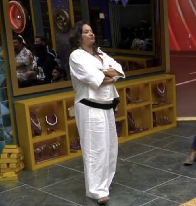 whoisjupa's tweet image. Amei que a Jordana levantou pra dizer pra Sarah que não estava gritando com ninguém e que estava num jogo de julgamento e iria julgar as atitudes dos outros sim.