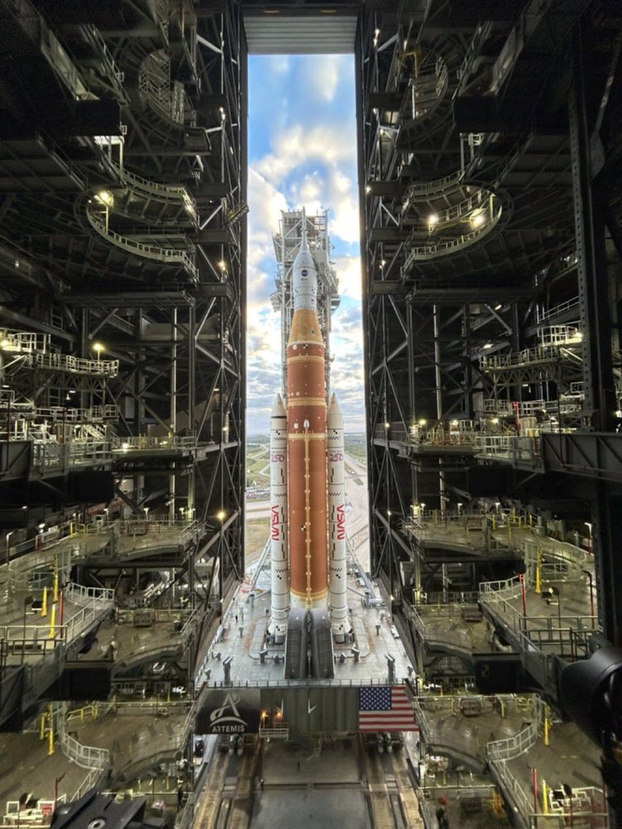 SharmaKadambini's tweet photo. NASA का विशालकाय Artemis II Moon Rocket धीरे धीरे लाँच पैड की तरफ बढ़ रहा है …6.4 km की इस यात्रा में 12 घंटे लगने हैं….ये अगले Moon Mission की तैयारी है जिसमें  अंतरिक्ष यात्री भी जाएँगे…Apollo युग के बाद ये पहली बार होगा…चाँद पर ये उतरेंगे नहीं बल्कि उसका चक्कर लगाएँगे…फ़रवरी में इसका लाँच है और 10 दिन तय ये अंतरिक्ष में रहेंगे ….ये तैयारी होगी अगला बार चाँद पर उतरने की।