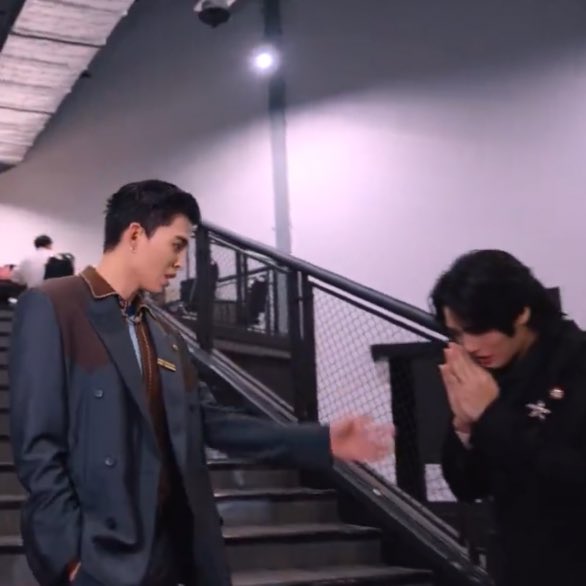 mntlism's tweet image. ละคนถือหุ้น one enterprise บริษัทพ่อของ gmmtv มายืนไหว้ กุให้เลย ค่ายปั่นแห่งปี 55555555555555555555 ชอบตรงน้องวินก็เล่นกับเขาด้วย โคตรน่ารักก