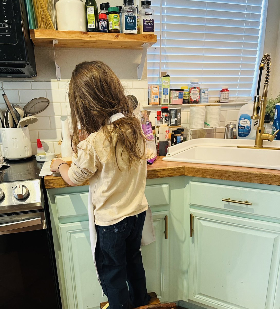 猫息子くん(6歳)カフェオープン。
ちゃんとメニューがある〜！席に呼ばれたらもうコーヒーが淹れてあった。ハム&amp;チーズのホットサンドを作ってくれるらしい。「コーヒーを飲みながらお待ちください」と言ってオーナー兼シェフは去っていった(о´∀`о)🍞