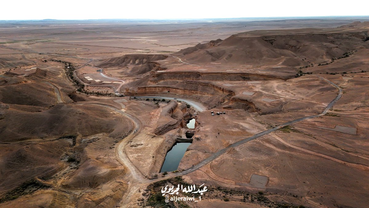 قلات أم قليدة *:
مزار سياحي جميل يتكون من مجموعة القلات المتتالية في أعالي شعيب أم قليدة ( شرق مدينة تمير ) .

وتعد قلات أم قليدة موقعاُ مثالياً للمارسة رياضة الهايكنج نظراً لتوفر المسارات والمتعة البصرية المحفزة .

-----------
* القلات : جمع ( قلتة ) وهي الحفرة في الأرض الصخرية،