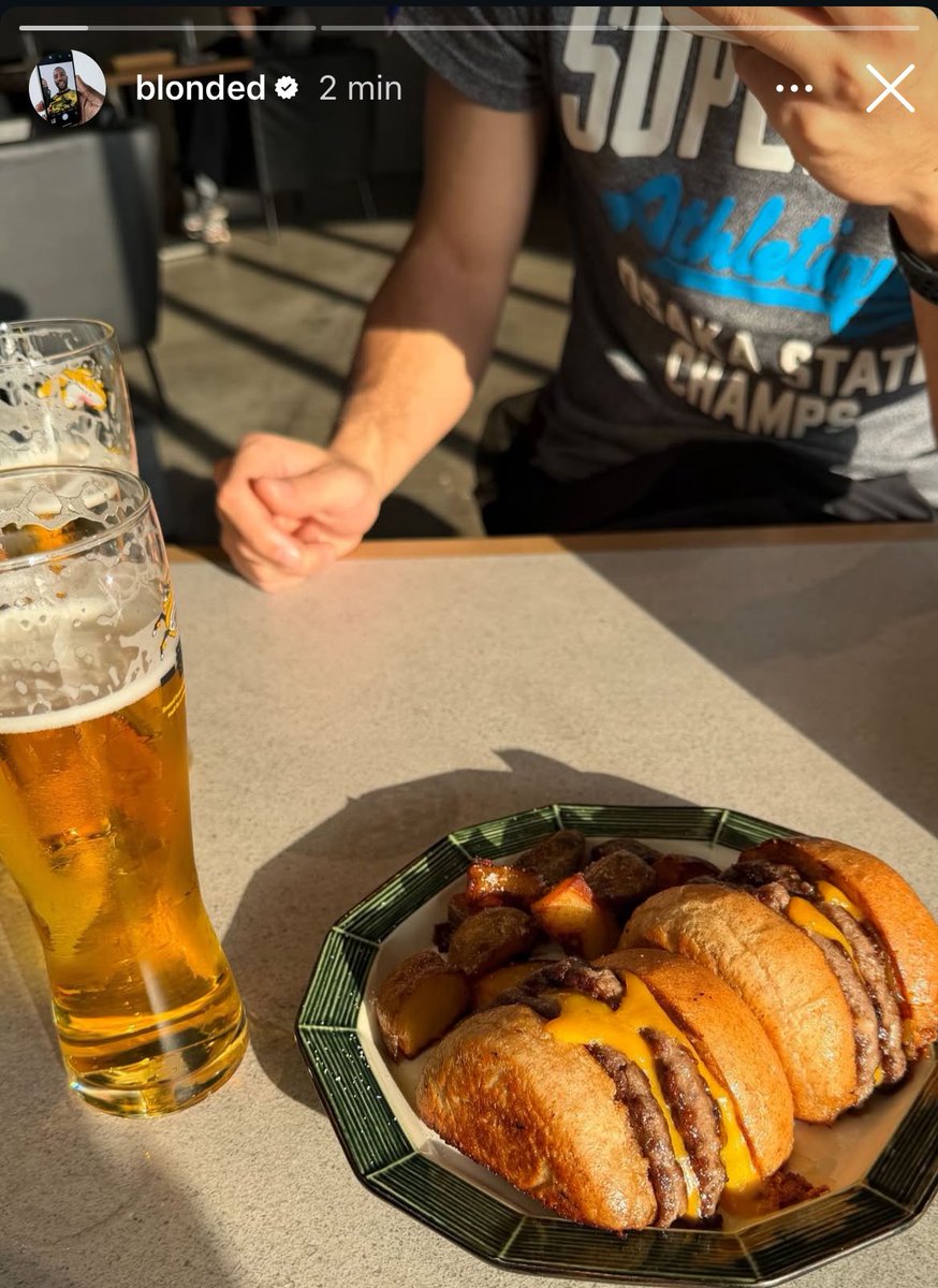 lukass1020_'s tweet image. ULTIMA HORA‼️🚨

Frank ocean se esta comiendo una hamburguesa  😱