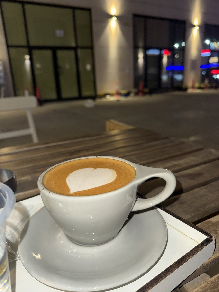 قاعد اوت دور بالجو هذا واحتسي قهوتي الديكاف مادري ليش اشرب قهوة ، المهم ليش ما يطلع من حلجنا دخان نفس برد اوروبا ؟