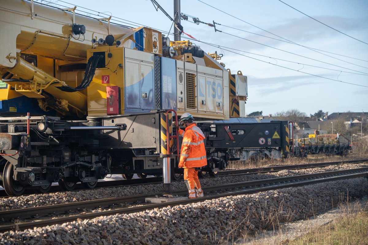 train_nomad's tweet photo. 💭Dimanche dernier, un train de marchandises a déraillé prés de Carentan et depuis, la mobilisation est exceptionnelle, toutes les équipes @SNCFReseau et @SNCFVoyageurs sont entièrement mobilisées partout en gare, à distance et sur le chantier pour permettre au plus vite la remise en service de la ligne en limitant les conséquences pour les voyageurs.

🗓️Lundi 12 janvier
Début de l’enquête terrain, qui s'est terminée vendredi, dont les résultats ne sont pas encore connus.
Les équipes @SNCFVoyageurs avec la @RegionNormandie se sont mobilisées pour trouver des solutions alternatives avec l'aide des réseaux urbains.

🗓️Mardi 13 janvier
Les équipes @SNCFReseau  ont commencé à préparer le site pour recevoir les grues Kirow : dépose de la caténaire facilité la manœuvre des grues, aménagement d’une plate-forme logistique pour l’évacuation des containers, en quelques jours le site a changé de visage.
Les équipes @SNCFVoyageurs ont renforcé l'offre avec des cars entre Caen et Cherbourg et des trains supplémentaires entre Caen et St Lô.

🗓️Mercredi 14 janvier
Les équipes @SNCFReseau poursuivent les réparations qu'il est possible de faire et d'anticiper malgré la présence du train, et ce de jour comme de nuit.

🗓️Jeudi 15 janvier
Arrivée exceptionnelle des 2 grues Kirow sur le site de Carentan dans la soirée. Ce sont les 2 seules grues en France parmi les engins ferroviaires les plus puissants au monde. L’une des deux est normalement dédiée aux travaux, cela signifie qu’ailleurs en France, un chantier ne se fait pas, la priorité absolue est le relevage de ce train sur la ligne.

🗓️Vendredi 16 janvier
Depuis, les grues travaillent des l’aube et jusqu’à la tombée du jour. La nuit, pas possible pour des raisons de sécurité.
Dés vendredi @SNCFVoyageurs communiquait sur un plan de transport fiabilisé à partir du lundi 19 janvier et sur plusieurs semaines avec un enrichissement de l'offre cars et trains renforcé.

Nous poursuivons notre engagement auprés de tous 🙏