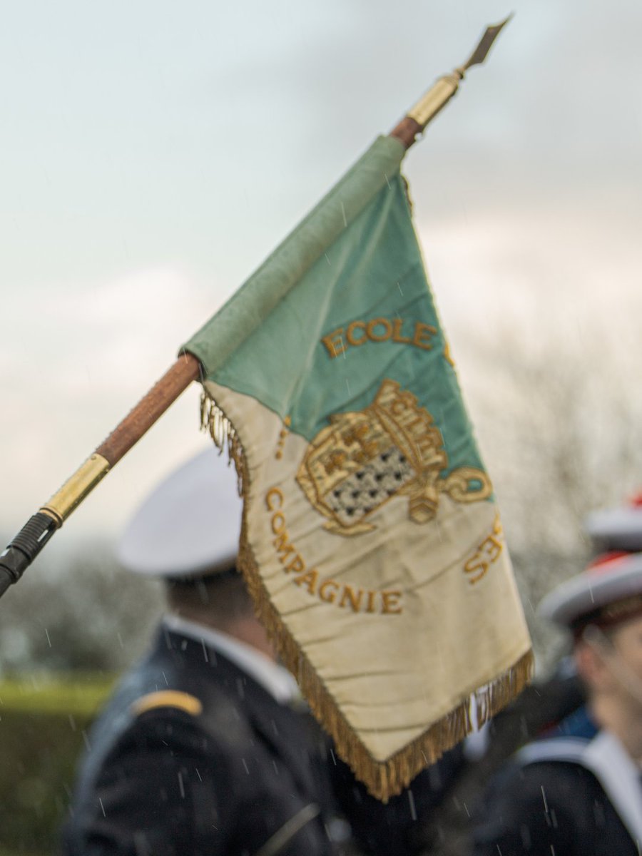 MarineNationale's tweet image. #PAD |410 maistranciers et 152 mousses ont été présentés à leurs drapeaux aujourd’hui à Brest⚓️🇫🇷, lors d’une cérémonie présidée par l’amiral Nicolas Vaujour, chef d’état-major de la Marine.
Un moment fort, symbole de l’engagement de la jeunesse.
#400ansMarine