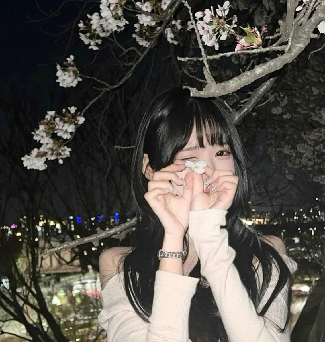 Flitbye's tweet image. 机から。
黄砂で頭痛い。
今日はビデオ通話する 🦎