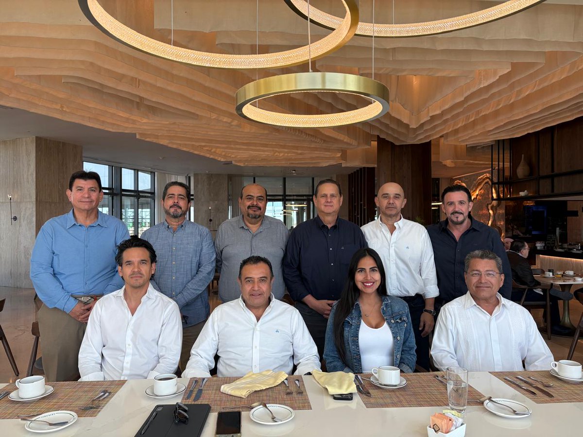 XII Mesa Directiva AMIVTAC Yucatán reunidos con representantes de los Gobiernos Estatal de Yucatán y Municipal de Mérida y el Vicepresidente de AMIVTAC Nacional coordinando trabajos del Seminario Internacional de Puentes 2026 en el estado de Yucatán.
<a href="/AMIVTACmx/">AMIVTAC</a>
<a href="/AlaineLopezB/">Alaine López Briceño</a>