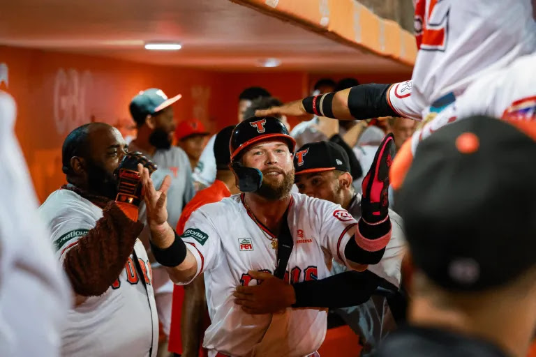 Una inexplicable decisión anoche del dogout de los Toros del Este sacar a Eric Filia por Francisco Urbaez.

Eric Filia vs Andrew Pérez: 1.000 AVG / 2 PA
Francisco Urbáez vs Andrew Pérez: .200 AVG / 5 PA

Filia vs LHP: .386 AVG, .938 OPS
Urbáez vs LHP: .250 AVG, .607 OPS