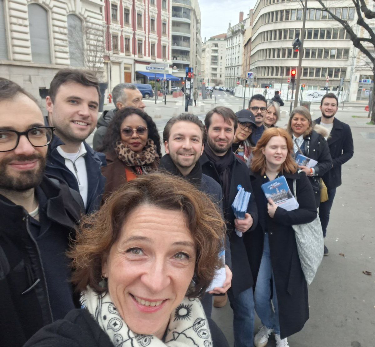 ModemRhone's tweet photo. Mobilisation matinale aux côtés de @Coeur_Lyonnais_ !

👉 Heureux de porter ensemble le projet de @JM_Aulas pour redonner à Lyon son rayonnement et son équilibre. 

Le centre est au cœur de l'alternance. 🇫🇷🤝 https://t.co/JKRaBC0Kq0