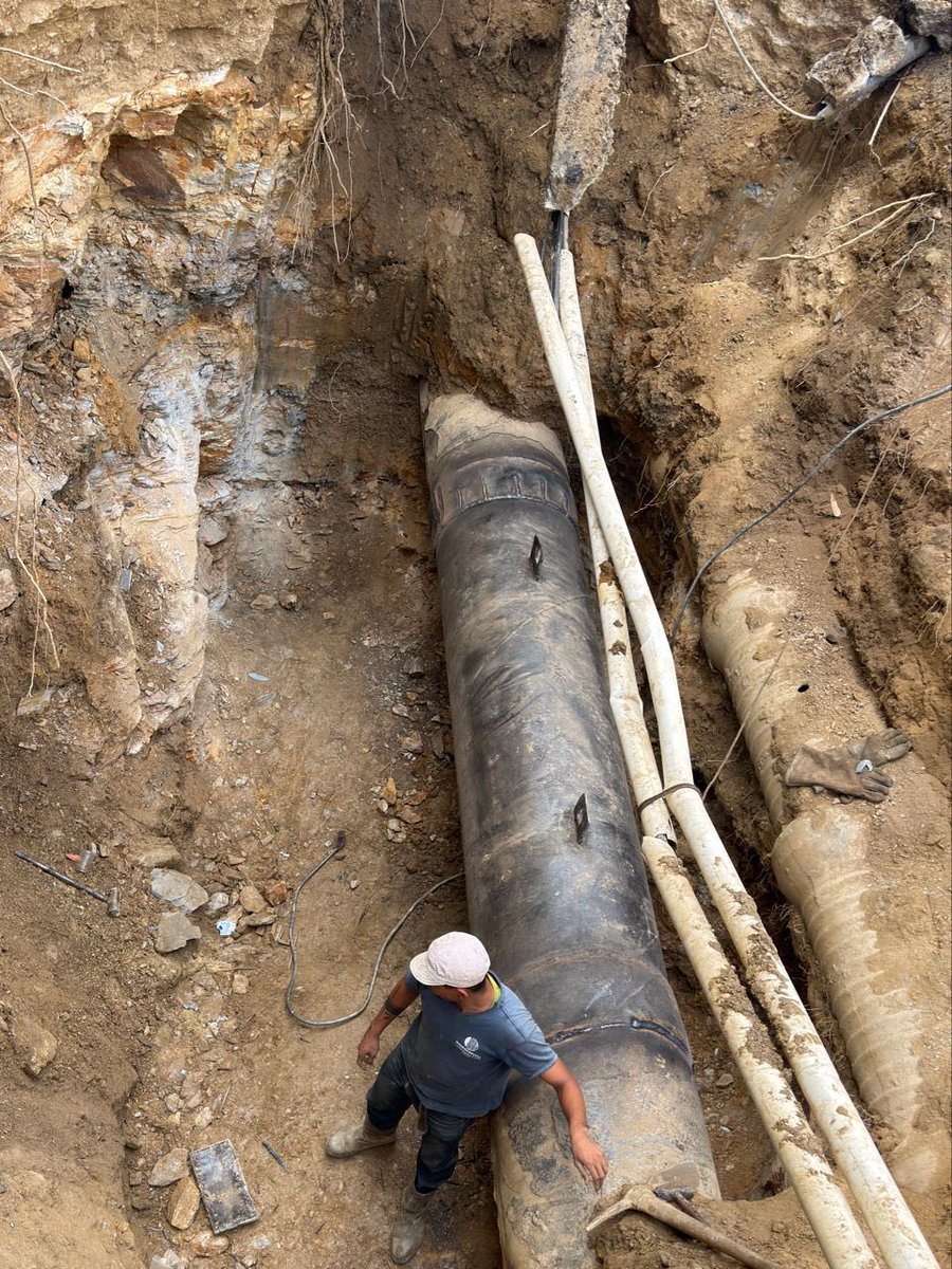 Baruteños, el equipo de <a href="/HidroCapital2/">Hidrocapital</a>, continúa con la reparación de la avería en la tubería de acero de 30”, en la Av. Principal de Los Naranjos en El Hatillo. 

Hasta el momento, estos son los últimos avances:

✅Excavación y detección de avería en la tubería de acero de 30”.