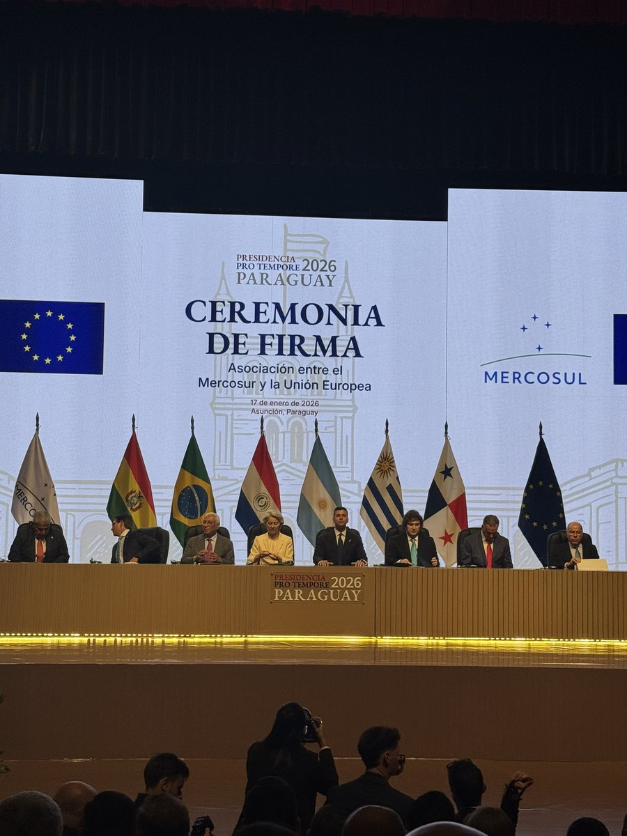 mriquelme1's tweet photo. Firmamos hoy en Paraguay un acuerdo histórico de liberación arancelaria entre UE y MERCOSUR! 🇵🇾 🇦🇷🇧🇷🇺🇾🇪🇺

Ahora está en cada uno de nosotros a ser curiosos, inquietos y aprovechar este momento para ser parte del encadenamiento productivo de la potencia industrial que es Europa https://t.co/KQbMicaqM5