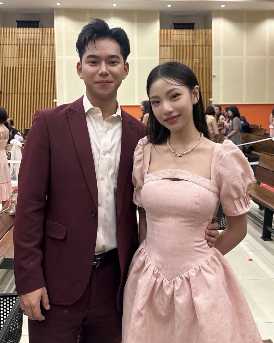 littlebluecoat's tweet image. พี ตาออมเป็นคู่ที่น่ารักและสม่ำเสมอตั้งแต่ชั้นเป็นฟอร์อายวันแรกจนถึงวันนี้ ชอบที่พีให้อิสระ สนับสนุนแฟนในฐานะ4eve มาตลอด อยู่ไกลกันสุดขอบโลก คนนึงเรียนต่อ คนนึงเป็นศิลปิน แต่รักเราไม่เก่าไม่เฉาเลย ถึงวัยไปงานแต่งกันแล้ว นึกภาพจิ๋วในชุดเจ้าสาวข้างๆ น้องพีต้องสวยมากแน่ๆ เลย 💙