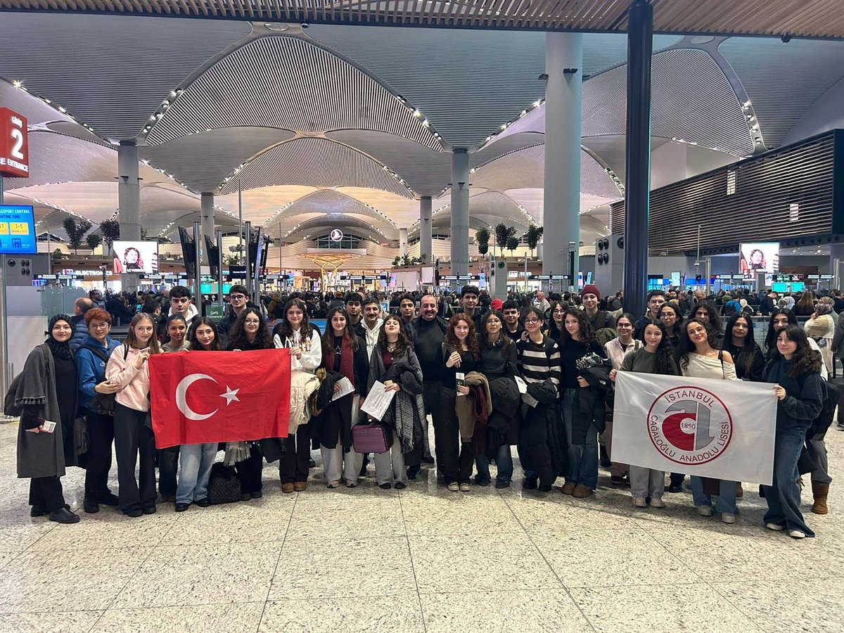 Okulumuz Cağaloğlu Anadolu Lisesi’nde öğrenim gören 170. dönemden 30 öğrencimiz, Almanca öğretmenlerimiz Mahir Yıldırımoğlu, Neşe Akseki ve Meltem Güngör eşliğinde Almanya’nın Bayreuth kentine doğru yola çıktılar.

17–31 Ocak tarihleri arasında dil kampına katılacak olan