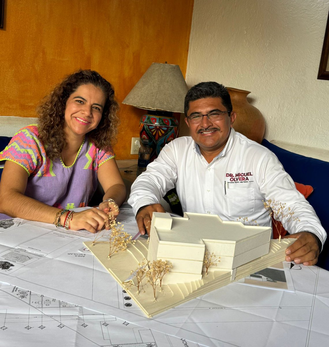 Agradezco la invitación del pdte. Mpal Dr Miguel Olvera a la sesión de cabildo, hoy se hace realidad la petición que hicimos para que donaran un terreno para  el Poder Judicial de Oaxaca. Gracias por su gran corazón, por escuchar mi petición. Sembramos nuestro granito de arena