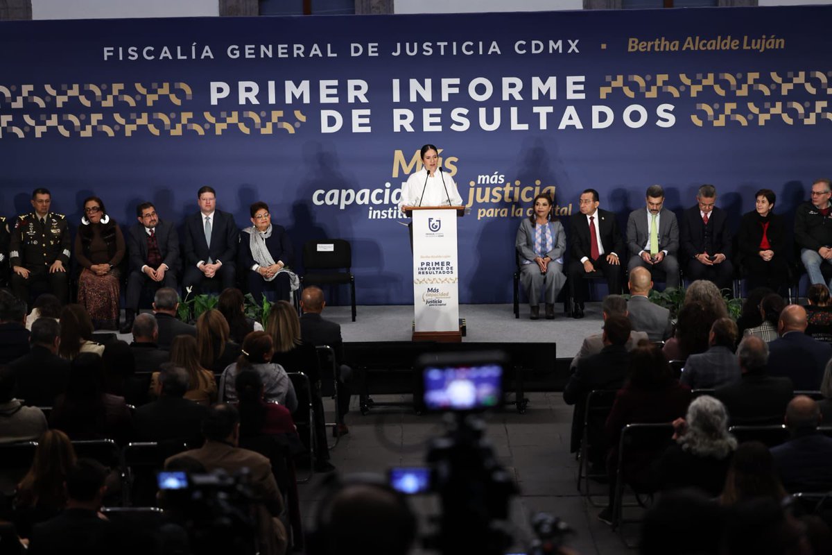 _valdespjesus's tweet photo. ¡Resultados que transforman la justicia en nuestra Ciudad! ⚖️

​Acompañamos a la Fiscal General de Justicia la Ciudad de México, Bertha Alcalde Luján, en la presentación de su Primer Informe de Resultados. 

Los datos son claros: en la CDMX la impunidad va en retroceso y la seguridad de las familias es la prioridad.

​Destaco estos avances fundamentales:

​✅ Justicia Efectiva: Alcanzamos un 91% de sentencias condenatorias.
​✅ Menos Delitos: Reducción del 12% en la incidencia delictiva.
​✅ Cero Impunidad: 15% más de detenciones y judicializaciones, con 6,709 órdenes de aprehensión ejecutadas.
​✅ Más Capacidad: Integramos a 300 nuevos agentes a la Policía de Investigación para fortalecer el servicio a la gente.

@FiscaliaCDMX @BerthaAlcalde @DiputadosMorena @PartidoMorenaMx