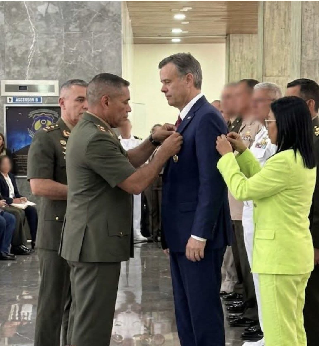 frankglossalias's tweet photo. @CMonteroOficial cabronete que te parece el chavismo comunista radical que tú defiendes condecorado al jefe de la CIA https://t.co/zx2RnxePgC