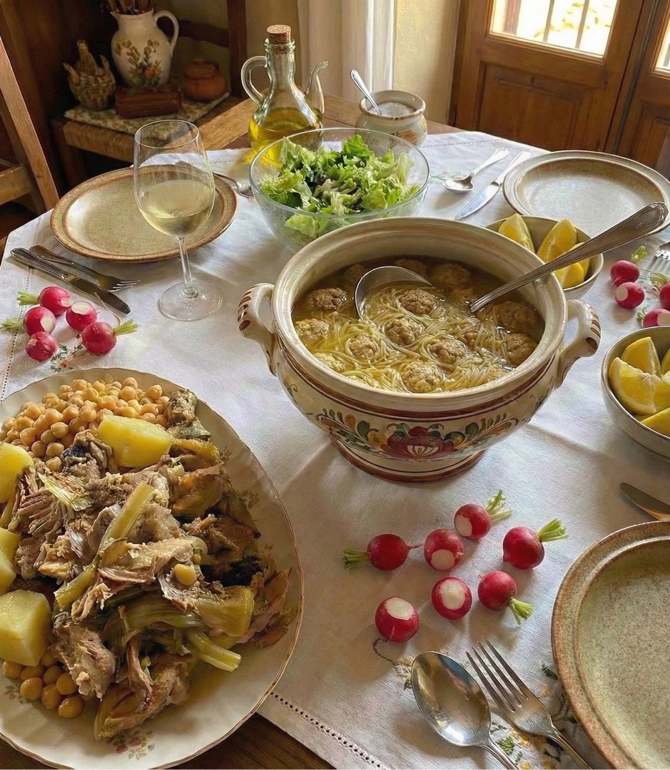 Un minuto de silencio por los que comen soso.
A los haters del ácido cítrico, deciros que me dais penica, porque este cocido murciano con pelotas lleva un buen chorrico de limón al servirlo. No sabéis lo que os perdéis.

¡Y que viva Murcia, pijo!
😘