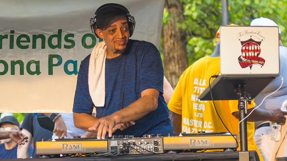 IndustryCosign's tweet image. Kool  DJ Red Alert Delivered Speech While Accepting Entry Into The National  Hip-Hop Museum          @KoolDJRedAlert                                       theindustrycosign.com/kool-dj-red-al…