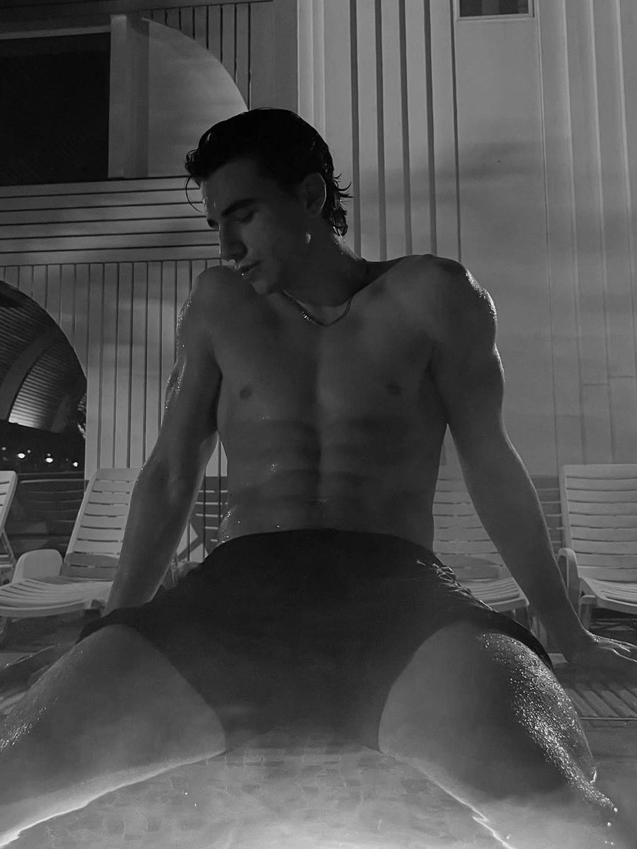 etventide's tweet image. Brain finally quiet once the water hits.