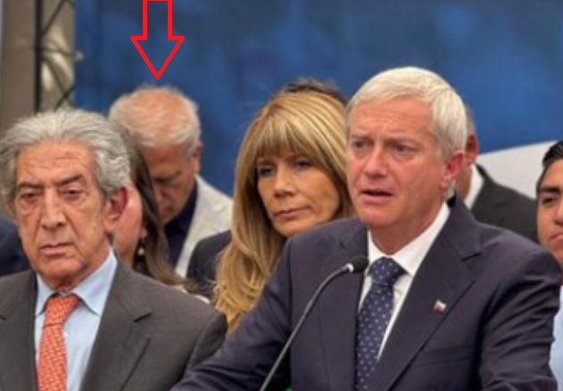 La familia Rincón, ahí escondido detrás está ricardo rincón de chaqueta blanca que se echó al bolsillo 700 millones para una fundación falsa y que nunca devolvió. Esta familia se la sabe por libros, parecen pulpos