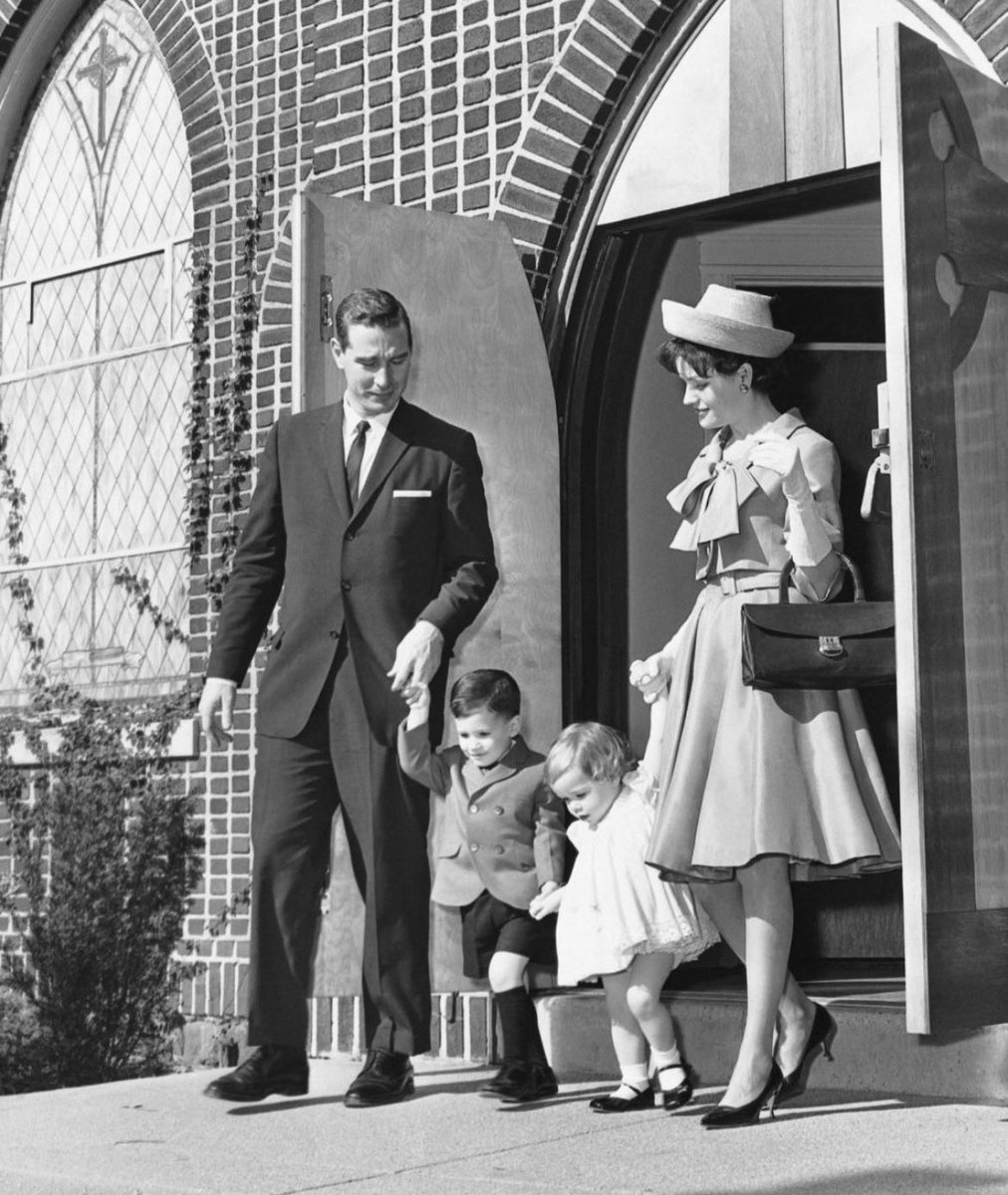 charovargas_'s tweet image. La familia es el mayor freno para la agenda progre.