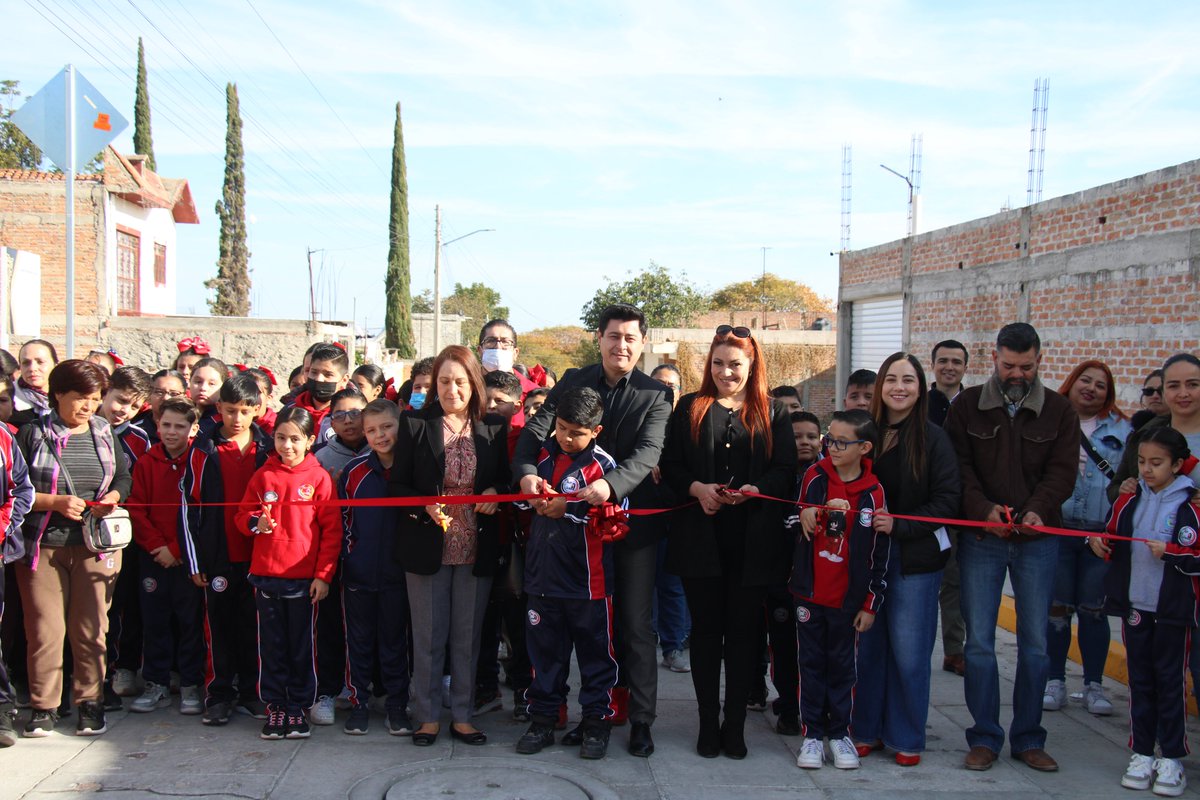 El alcalde #AdolfoAlfaro, en compañía de integrantes del Ayuntamiento hicieron entrega de esta obra.

politik.com.mx/impulsan-en-ma…