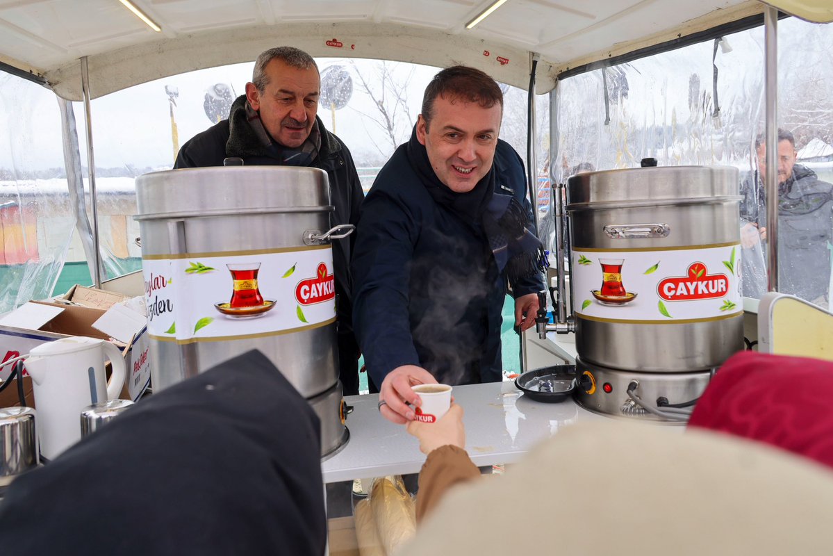 ❄️Gölpark’ta Bereket Var, Paylaşma Var❄️

📌 Valimiz Sayın Faik Oktay Sözer, Gölpark Kış Festivali’nde hemşehrilerimizle bir araya gelerek ikramlarda bulundu.

Festival alanında vatandaşlarımızla buluşan Valimiz Sayın Sözer;
🐟 2 ton 11 kilogram hamsi,
🍽️ helva,
🎃 kabak tatlısı