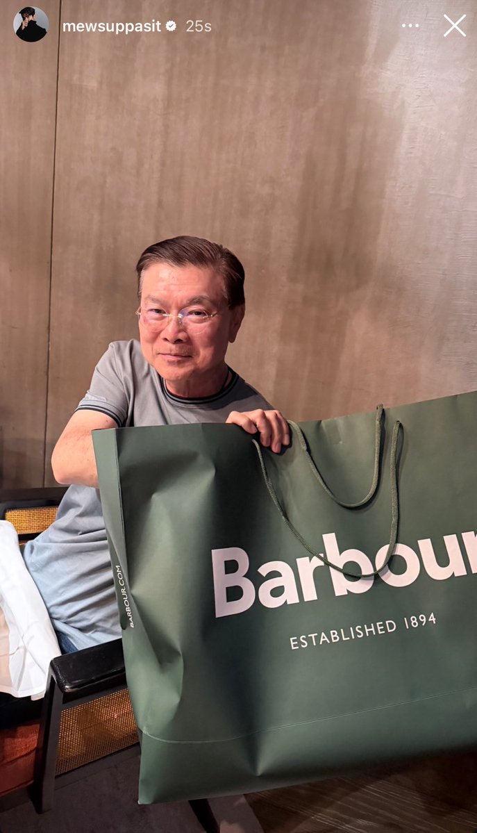 sillybearrrrr's tweet image. ปีนี้ซื้อ @Barbour ให้ป่าป๊า
แบรนด์ต้องรักแล้วนะคะ 😆

@MSuppasit ♡ #MewSuppasit ‧₊˚
