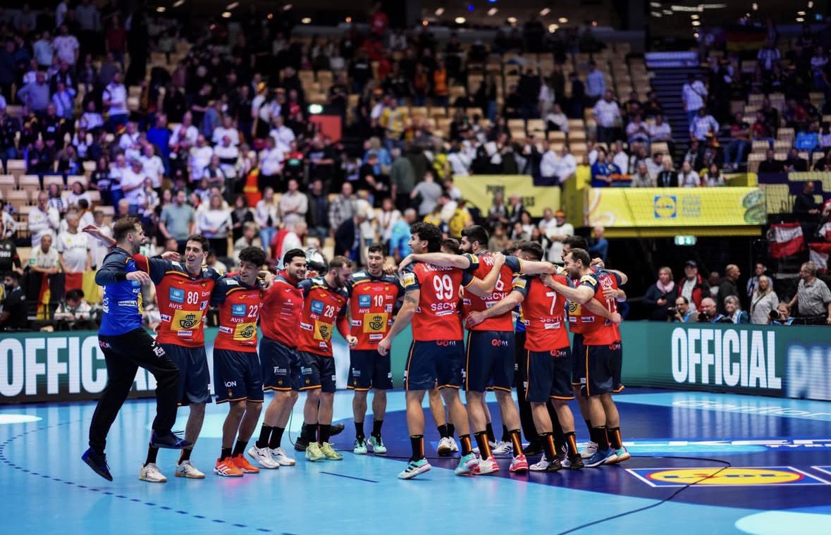 ajbalonmano's tweet image. ⚡️ Hoy se juega con el corazón.
Hoy se compite con el alma.

Los Hispanos afrontan un nuevo reto europeo y saben que no están solos: toda España empuja desde la grada y desde casa

🆚 Austria
⏰ 18:00 h
📺 Teledeporte

Que cada gol sea un grito de orgullo.
¡Vamos Hispanos! 🔥
