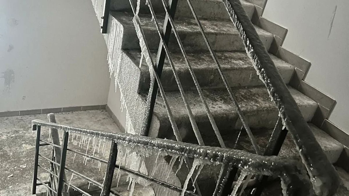 HromadskeUA's tweet image. -5,8°C в одній із квартир в Києві. Саме така температура була цієї ночі в будинку на вулиці Кам’янській, що на Харківському масиві.

Із листопада минулого року там не витримують електромережі — світло мешканцям доводилося буквально «ділити по годинах». А в ніч проти п’ятниці…