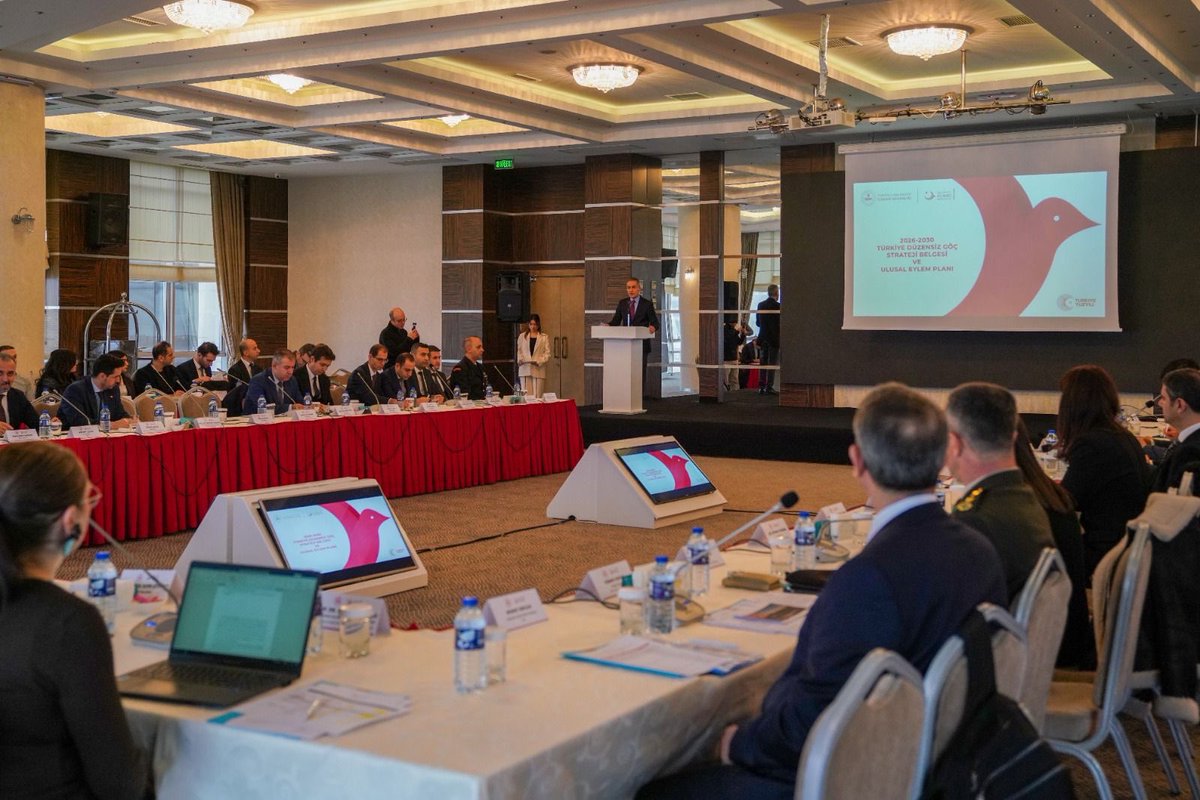 Göç İdaresi Başkanımız Sayın Hüseyin Kök, 2026–2030 Türkiye Düzensiz Göç Strateji Belgesi ve Ulusal Eylem Planı’nın son hazırlık toplantısına katıldı.

2021–2025 Türkiye Düzensiz Göç Strateji Belgesi ve Ulusal Eylem Planı’nın başarıyla tamamlandığını kaydeden Başkan Hüseyin Kök,
