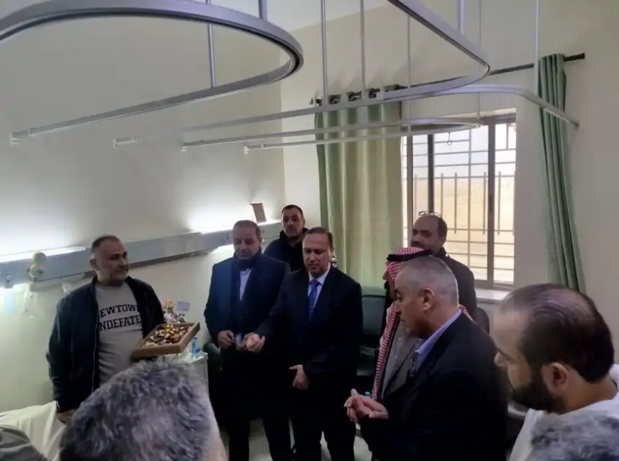 المومني يطمئن على صحة الصحفي فيصل التميمي في مستشفى الزرقاء 