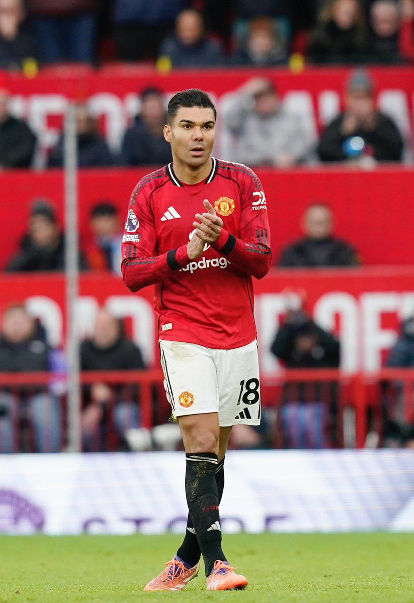 Casemiro's tweet image. Incredible derby in the Theatre of Dreams !! Come on Reds!!!