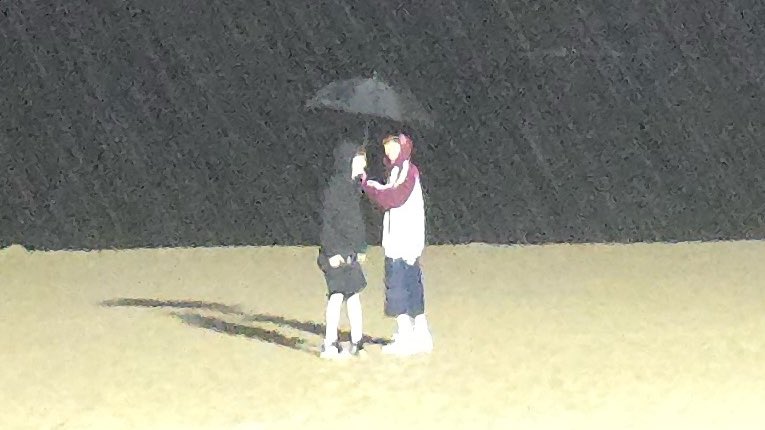 그런 그가 우산을 들었던 날…
그러나 얼마 안 돼서 다시 JS 손으로